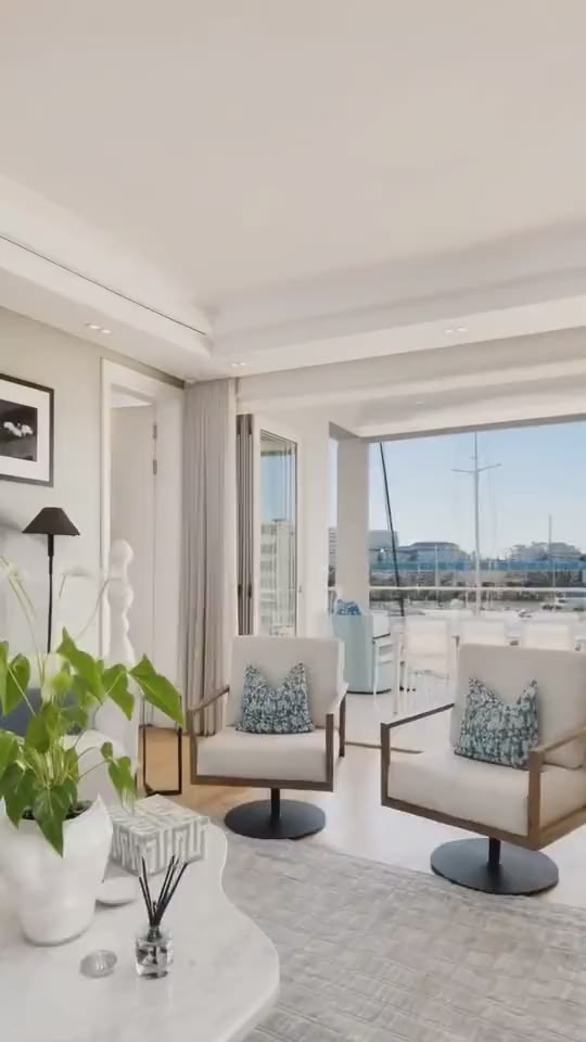 Un appartement sur un port, en film vertical.